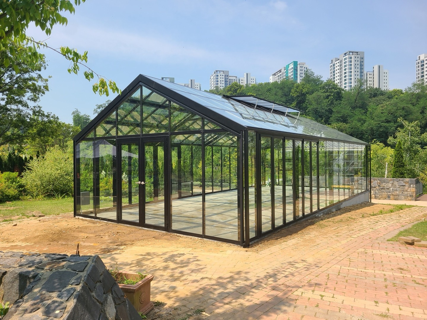 수목원에 완공된 대형 관리온실 전경