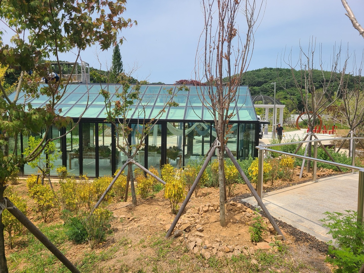 공원 산책로와 조경 사이에 자리한 유리온실