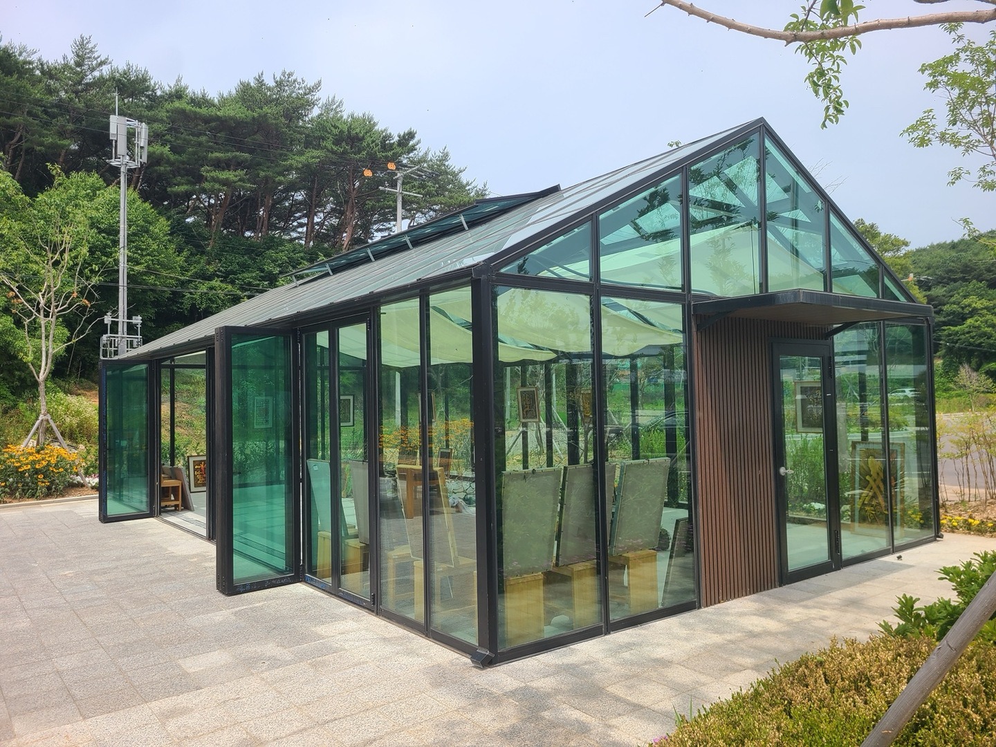 공원에 완공된 검정 프레임 테마온실